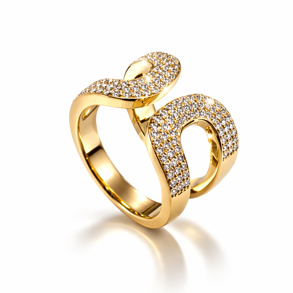 Goldfarbener Ring mit geschwungenem offenem Design und dichtem Besatz klarer Steine