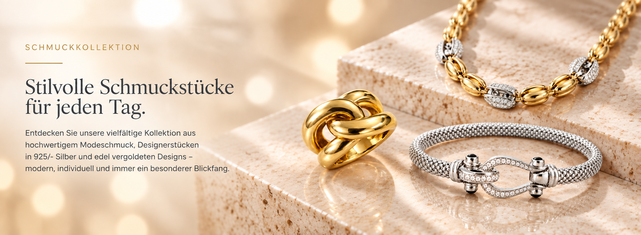 Goldfarbene Halskette und Ring sowie silberfarbener Armreif auf hellem Untergrund