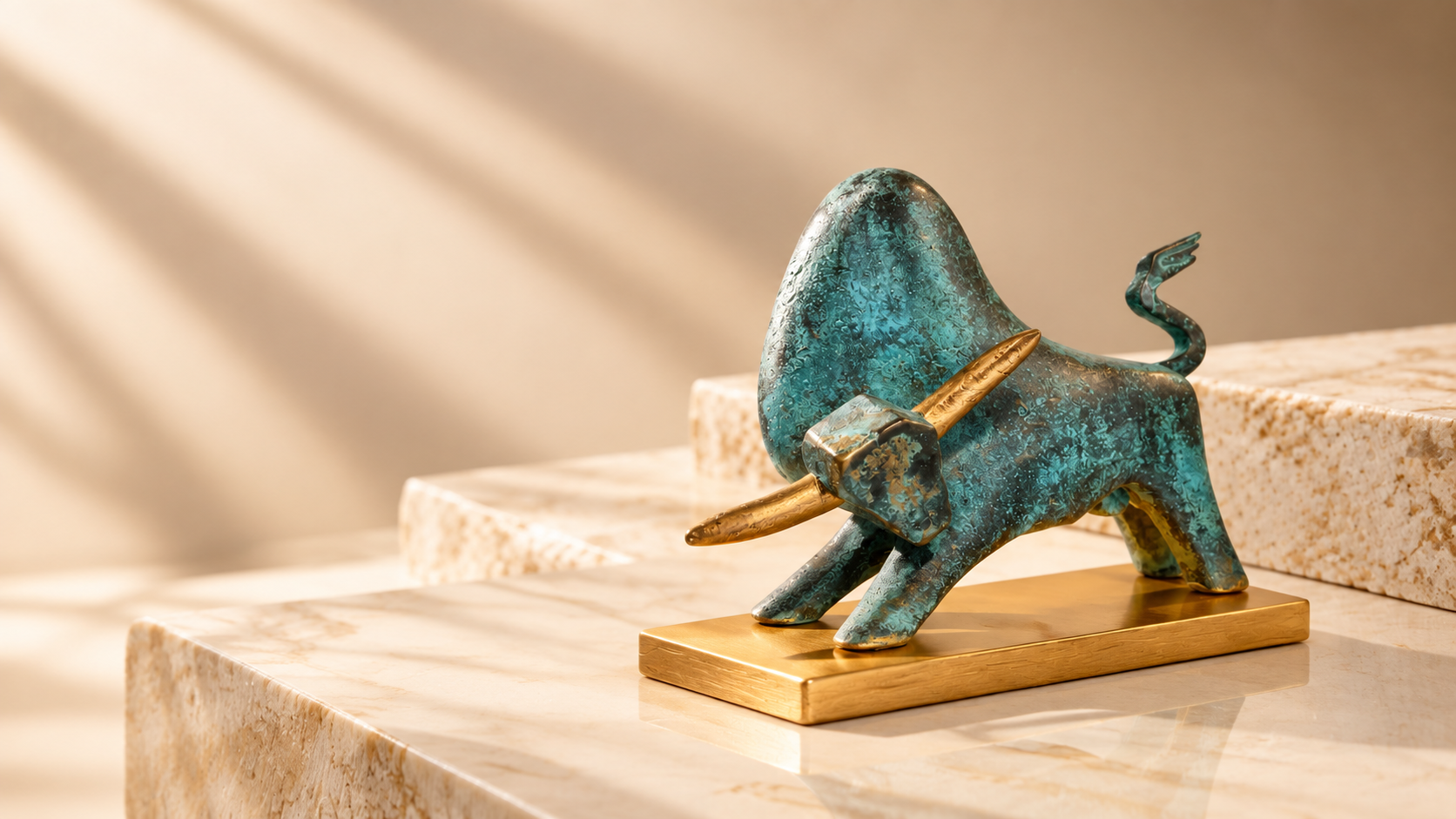 Bronzeskulptur „Mistral“ von Heinz Rupp mit Antikpatina und Blattgold
